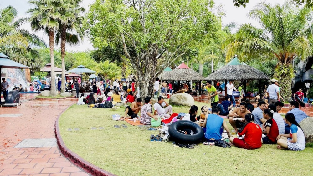 Nên mặc trang phục và giày dép thoải mái